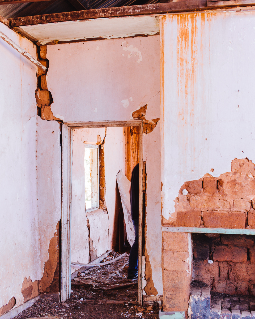 Casa en ruinas con paredes agrietadas y daños estructurales, necesidad de rehabilitación y mejora de vivienda